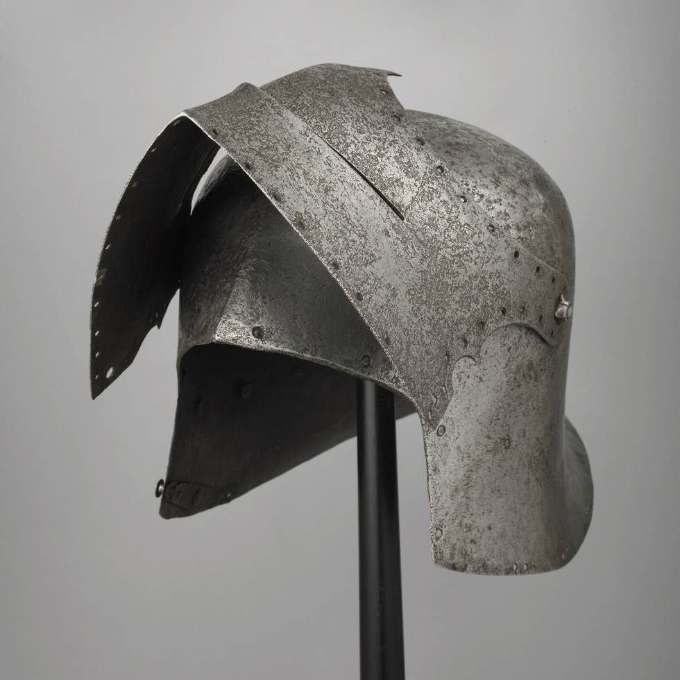 A81 3-4 visor raised.jpg
