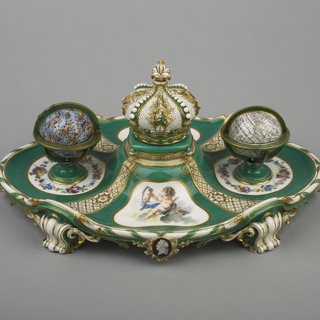 An image of a porcelain inkstand