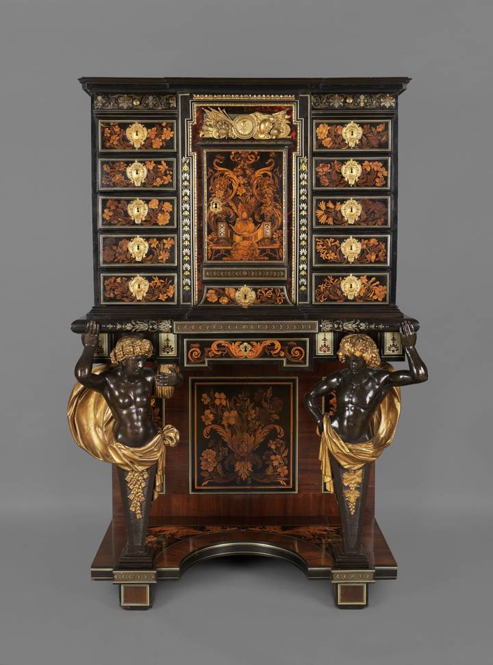 Cabinet on stand (F16).