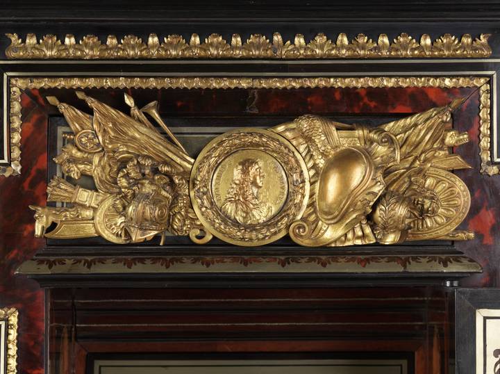 Warin's medal of Louis XIV. Cabinet on stand (F16).