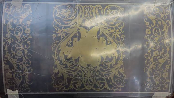 The lid of a coffer (F45) during treatment using the vacuum clamping technique.