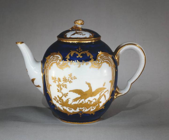 Fig. 10: Teapot and Cover (théière 'Calabre'), 1745, Vincennes Porcelain Manufactory (C378)