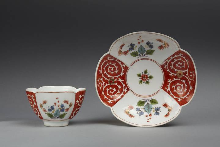 Fig. 17: Cup and saucer in Arita style with a red ground and Kakiemon decoration, Meissen Porcelain Manufactory, c. 1730–5. © Victoria & Albert Museum, London (34&A-1908)