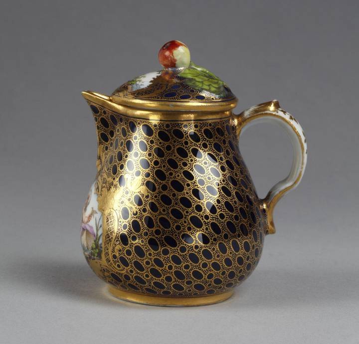 Fig. 20: Cream jug with a ‘bleu-du-roi’ ground and ‘caillouté’ decoration in gilding that imitates earlier Sèvres examples, Meissen Porcelain Manufactory, c. 1770s © Victoria & Albert Museum, London (C.62&A-1956)