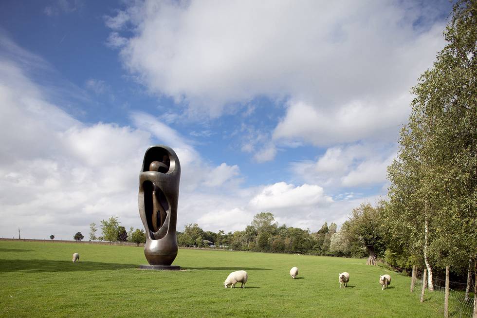Henry Moore, Large Upright InternalExternal Form 1953-54 Bronze (LH 297).jpg