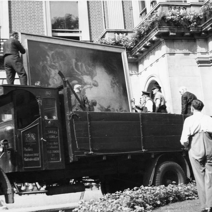 Photo credit Evacuation of Boucher’s The Rising of the Sun late August or early September 1939 © The Wallace Collection (1)